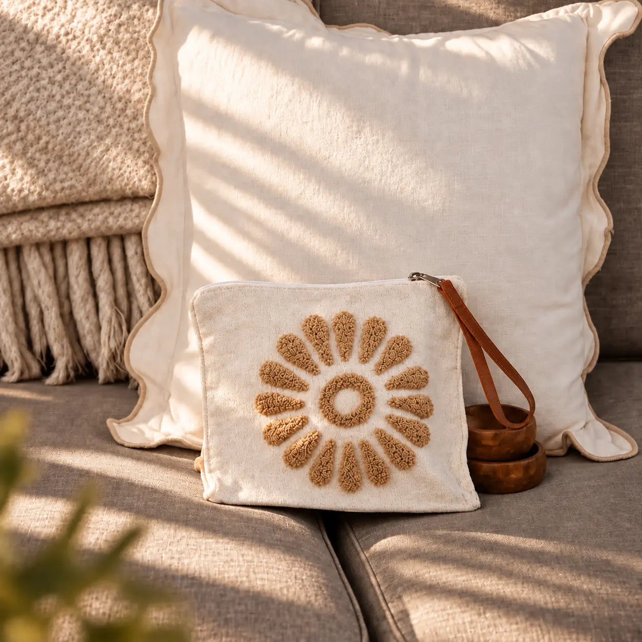 Pochette artisanale – Fleur Camel